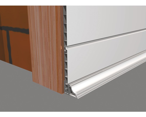 Vue détaillée d''un panneau de façade en plastique avec sous-construction sur un mur