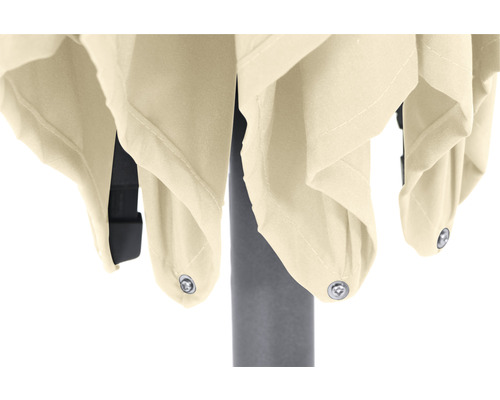 Detailansicht eines Sonnenschirms mit Stoffbespannung und Befestigungselementen