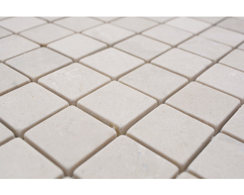 Gros plan de carreaux de mosaïque carrés en pierre naturelle