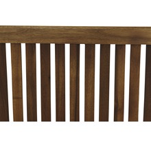 Vue détaillée d''un dossier de chaise en bois avec des barreaux verticaux