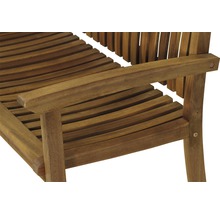 Gros plan d''une chaise de jardin en bois avec accoudoir