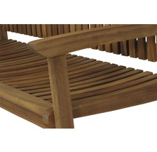 Gros plan d''une chaise de jardin en bois avec accoudoir