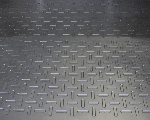 Tapis en caoutchouc noir avec motif en relief