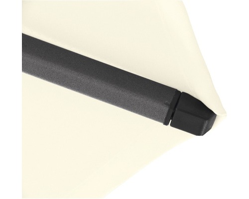 Detailansicht eines Sonnenschirms mit Streben und Bezug