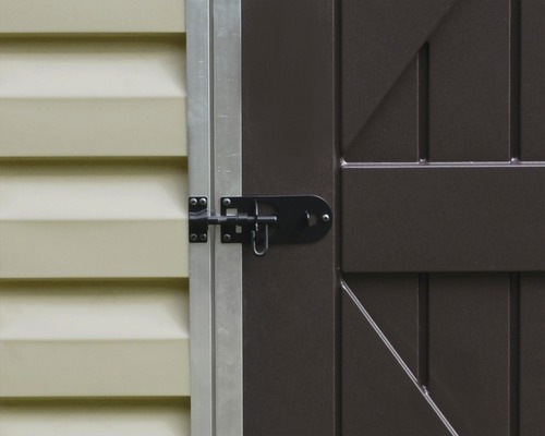 Vue détaillée d''une serrure verrouillable sur un abri de jardin