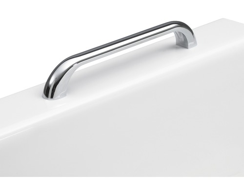 Poignée métallique sur une surface blanche