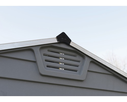 Vue détaillée d''un abri de jardin avec grille d''aération dans la zone du pignon