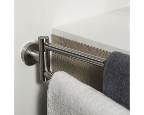 Porte-serviettes double en métal avec des serviettes montées sur un mur