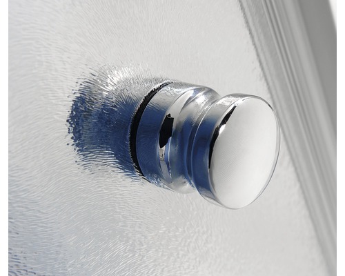 Gros plan d''un bouton de porte rond sur une porte de douche en verre