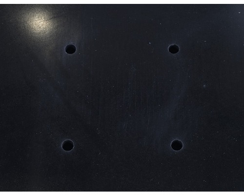 Surface noire avec quatre trous de forage