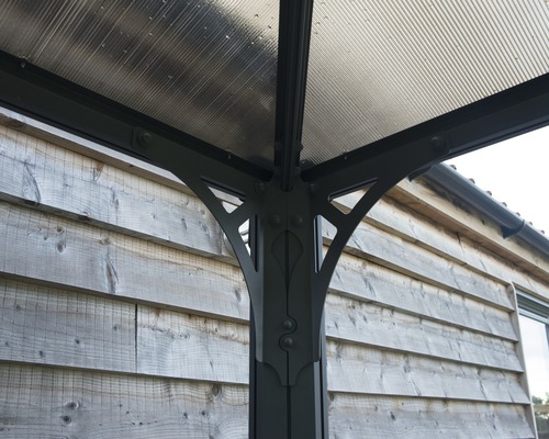 Vue détaillée d''un pavillon avec toit en polycarbonate et structure métallique