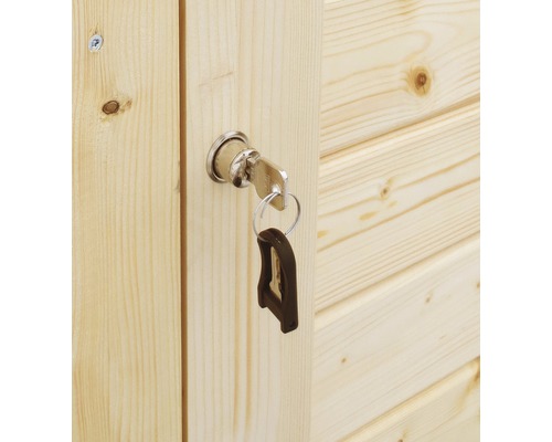 Clé dans la serrure d''une porte en bois