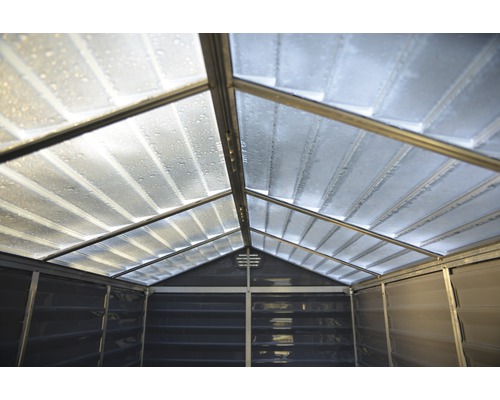 Vue intérieure d''une remise avec toit translucide