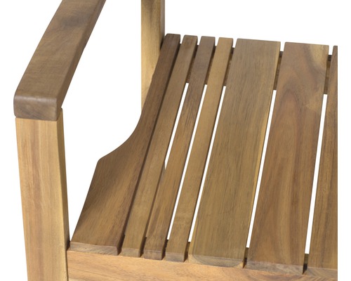 Detailansicht eines Holzgartenstuhls mit Armlehne