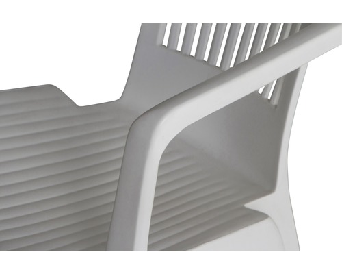 Gros plan sur une chaise de jardin blanche en plastique avec accoudoir