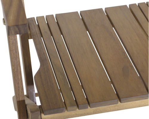 Detailansicht eines Holzstuhls mit Lattenrostsitzfläche