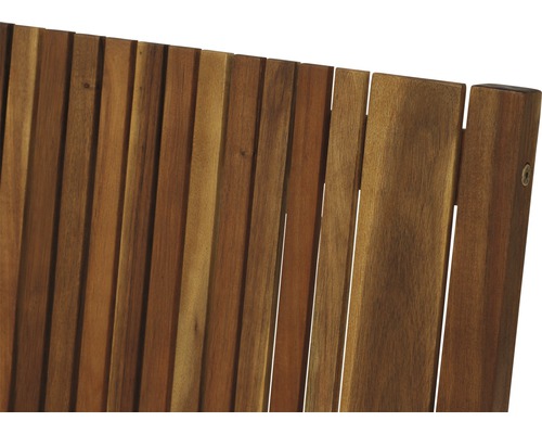 Detailansicht einer Holzgartenstuhl-Lehne
