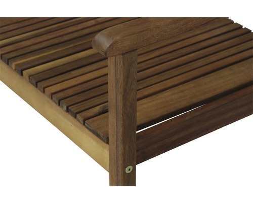 Detailansicht eines Gartenstuhls aus Holz mit Armlehne