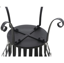 Vue détaillée du brasero noir en métal avec base ronde et éléments décoratifs