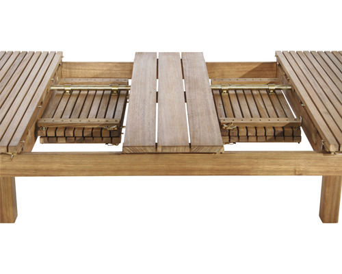 Ausgezogener Gartentisch aus Holz mit Ausziehfunktion.