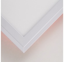 Detailaufnahme einer LED-Deckenleuchte mit weissem Rahmen