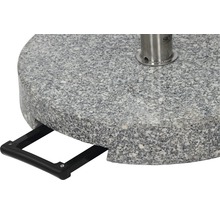 Detailaufnahme eines Sonnenschirmständers aus Granit mit Griff