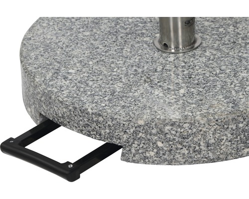 Detailaufnahme eines Sonnenschirmständers aus Granit mit Griff