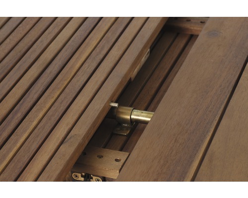 Detailansicht eines Gartentisches mit Ausziehfunktion aus Holz und Metallbeschlägen