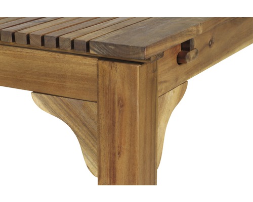 Detailansicht eines Gartentisches aus Holz