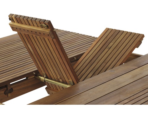 Ausgezogener Gartentisch aus Holz mit Lamellen