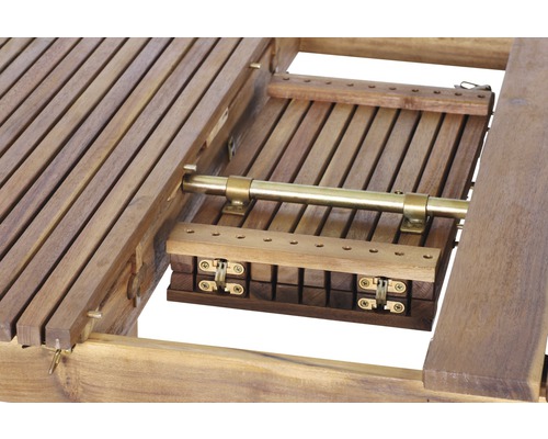 Detailansicht eines Gartentisches aus Holz mit Ausziehfunktion