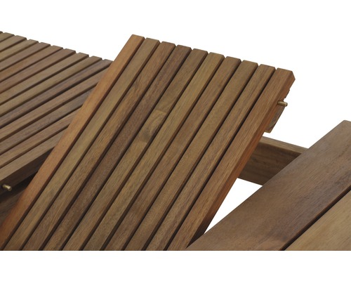 Detailansicht eines Gartentisches aus Holz mit Ausziehfunktion.