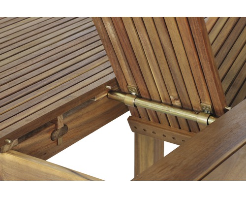 Detailansicht eines Gartentisches aus Holz mit Ausziehmechanismus.