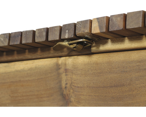 Detailansicht einer Holztruhe mit Verschluss