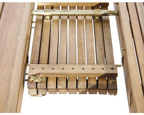 Detailansicht eines Gartentisches mit ausziehbarer Tischplatte aus Holz
