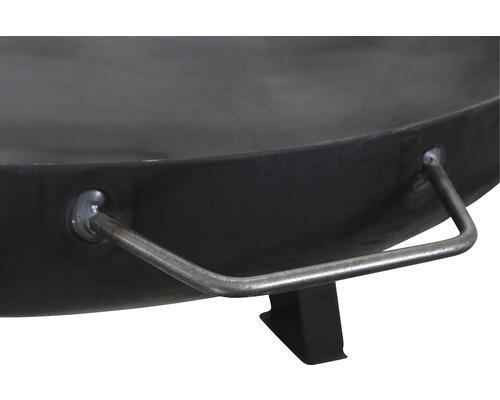 Detailansicht einer Feuerschale mit Griff und Standfuss.