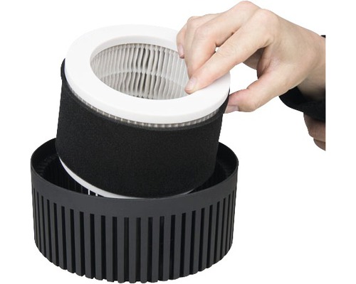 Luftreinigerfilter wird eingesetzt