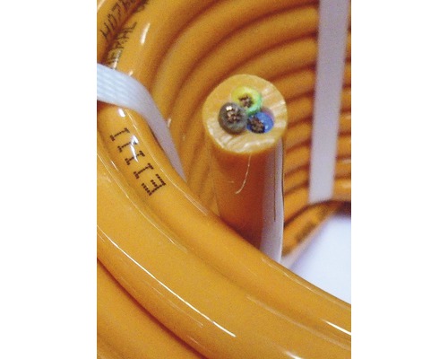 Gros plan d''un câble électrique flexible à trois fils