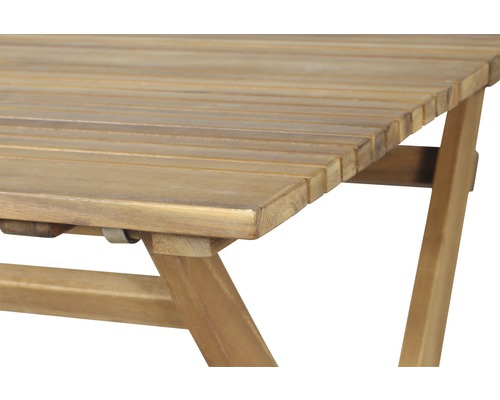 Detailansicht eines Gartentisches aus Holz