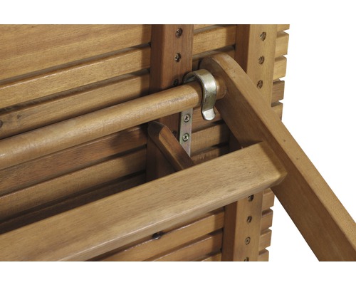 Detailansicht eines Gartenmöbels aus Holz mit Metallelementen.