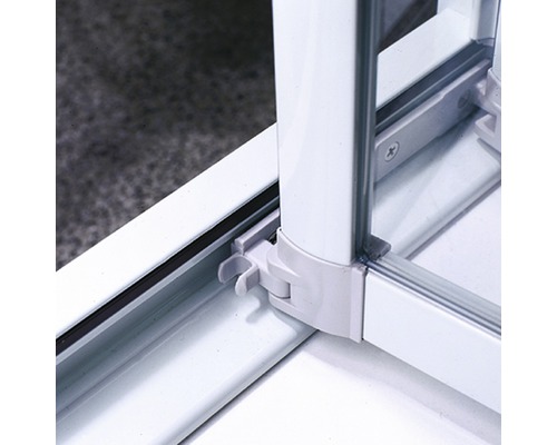 Detailaufnahme einer Duschkabine mit Rahmen und Verbindungselementen