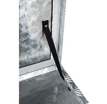 Detailansicht einer Werkzeugkiste mit geöffnetem Deckel und Halteband