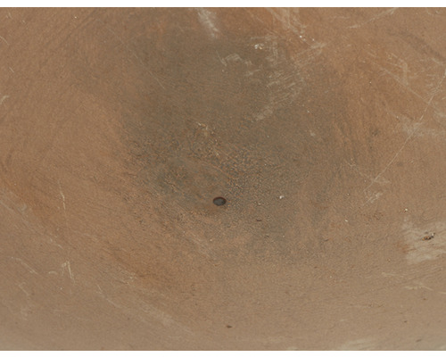 Detailaufnahme eines Terrakotta-Blumentopfes mit Entwässerungsloch