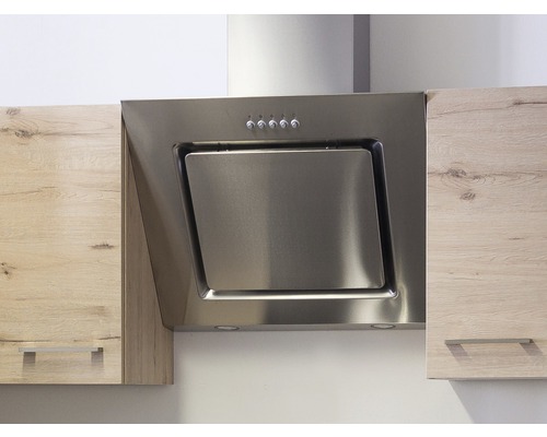 Hotte aspirante en acier inoxydable entre les armoires de cuisine