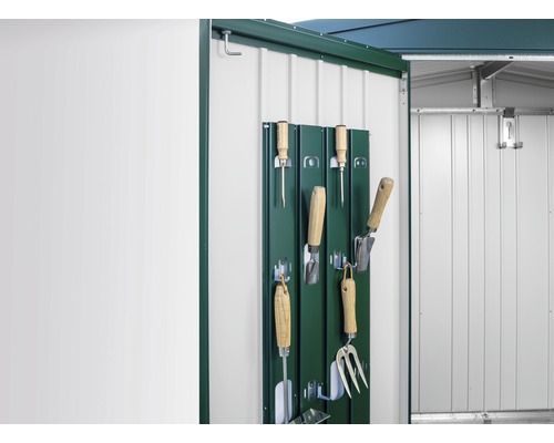 Armoire à outils de jardin avec outils sur le support mural