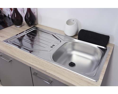 Évier en acier inoxydable avec égouttoir sur un plan de travail