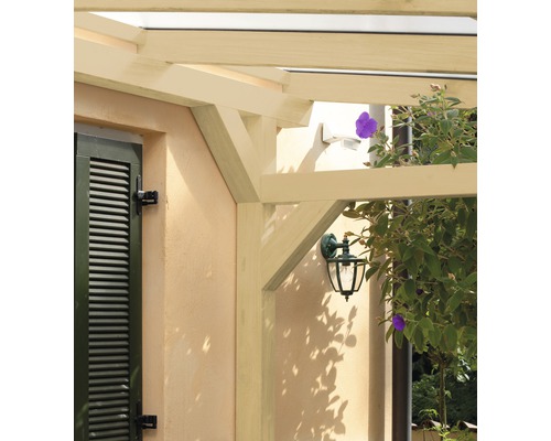 Vue détaillée d''une pergola en bois avec applique murale extérieure et volets