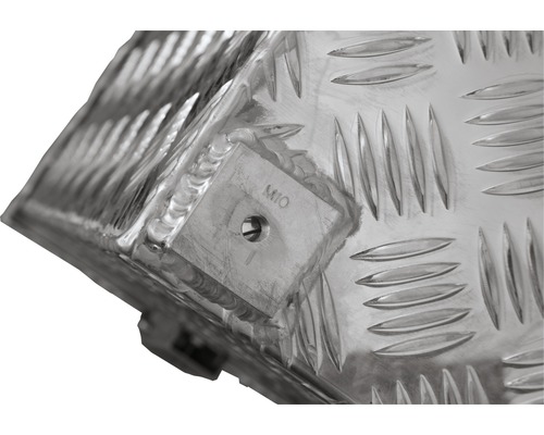 Detailansicht einer Aluminiumriffelblechplatte mit M10-Bohrung.