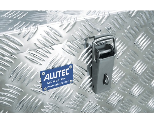 Detailansicht einer Aluminiumbox mit Riffelblechmuster und Verschluss