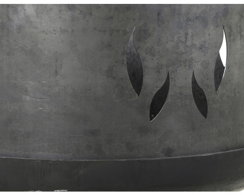 Detailansicht einer Feuerschale aus Metall mit Flammenmuster